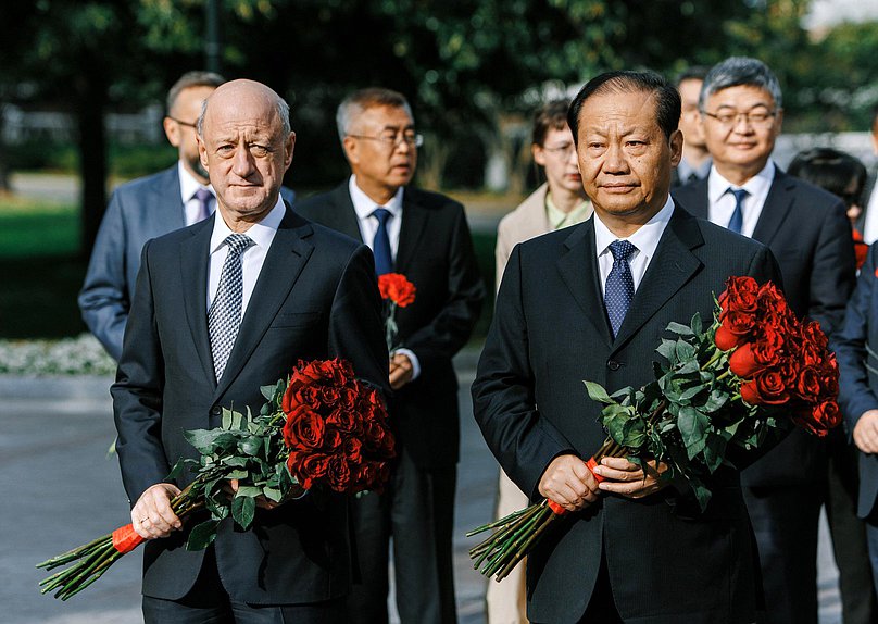 Заместитель Председателя Государственной Думы Александр Бабаков и заместитель Председателя Постоянного комитета Всекитайского собрания народных представителей Пэн Цинхуа возложили цветы к Могиле Неизвестного Солдата