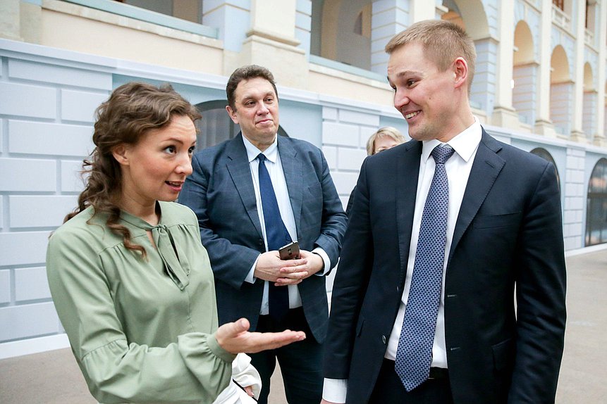 Commissioner for Children's Rights under the President of the Russian Federation Anna Kuznetsova and Deputy Chairman of the Committee on State Building and Legislation Aleksandr Gribov