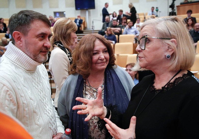 Актриса Наталья Бондарчук (в центре)