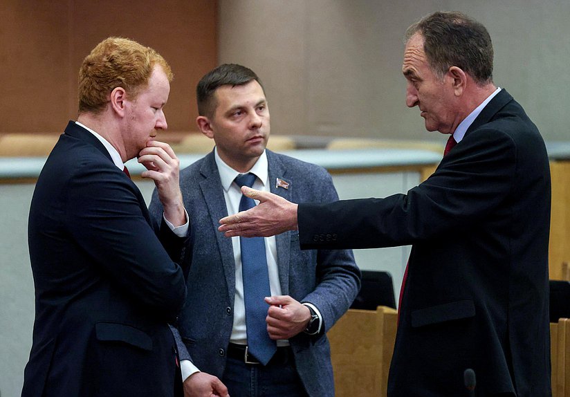 Член Комитета по бюджету и налогам Денис Парфенов, член Комитета по экологии, природным ресурсам и охране окружающей среды Олег Михайлов и член Комитета по аграрным вопросам Николай Васильев