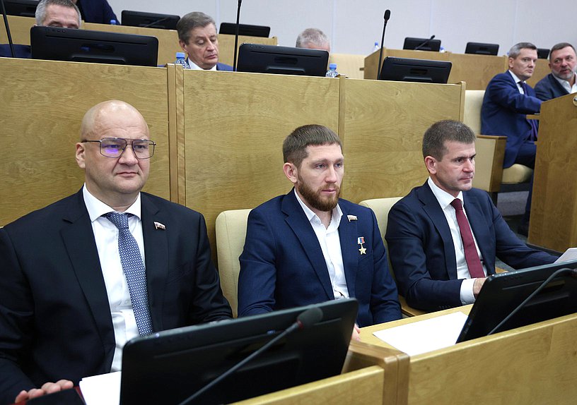 Член Комитета по транспорту и развитию транспортной инфраструктуры Олег Гарин, член Комитета по строительству и ЖКХ Денис Портнягин и член Комитета по региональной политике и местному самоуправлению Геннадий Панин