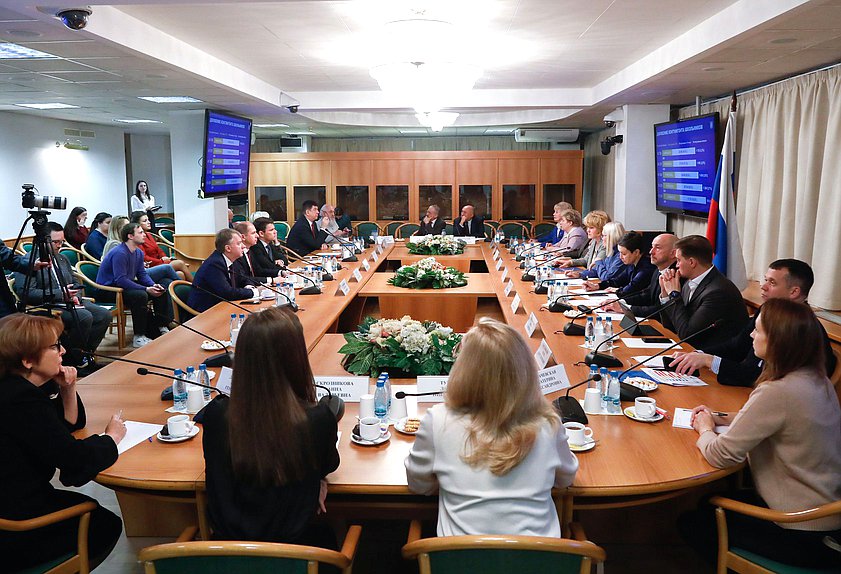 Круглый стол на тему "Предварительные итоги реализации в Санкт-Петербурге Федерального закона «О проведении эксперимента по расширению доступности среднего профессионального образования»