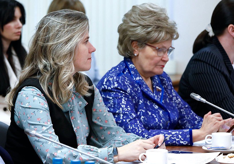 Члены Комитета по защите семьи, вопросам отцовства, материнства и детства Ольга Коробова и Татьяна Ларионова