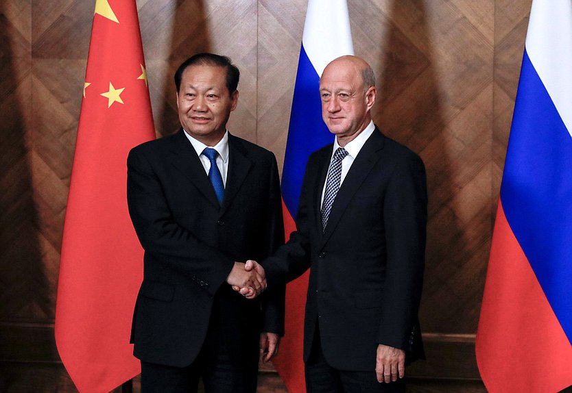 国家杜马副主席亚历山大·巴巴科夫与全国人民代表大会常务委员会副委员长彭清华
