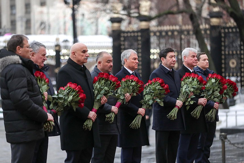 Председатель Государственной Думы Вячеслав Володин и главы делегаций стран-участниц ОДКБ возложили цветы к Могиле Неизвестного Солдата