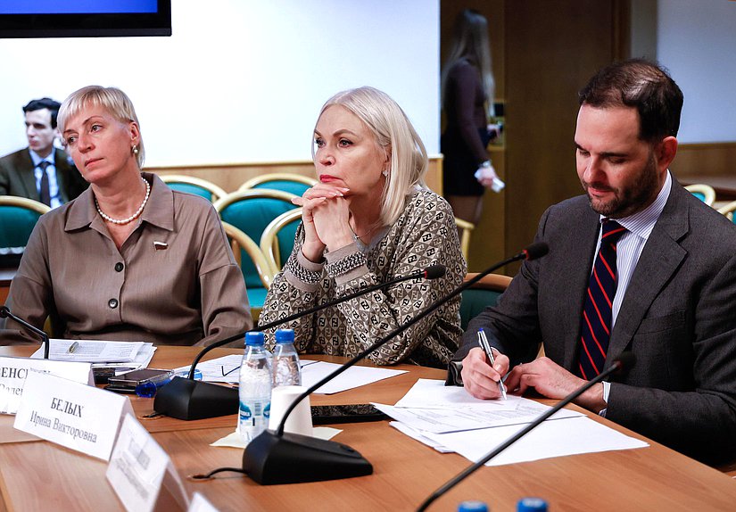 Заместитель Председателя Комитета по просвещению Ирина Ивенских, Председатель Комитета Ирина Белых и Первый заместитель Председателя Комитета по науке и высшему образованию Александр Мажуга