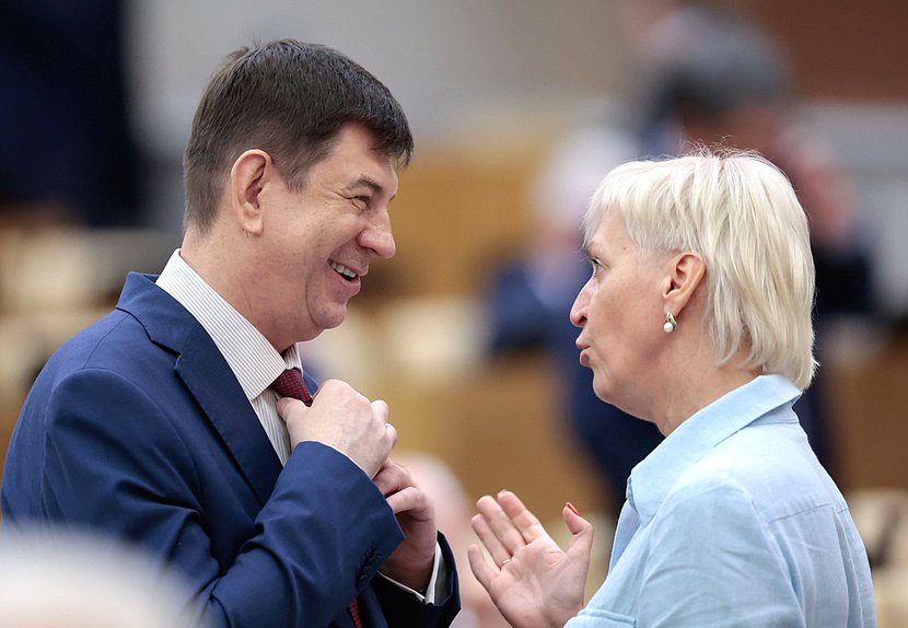 Член Комитета по просвещению Виктор Смирнов и заместитель Председателя Комитета Ирина Ивенских