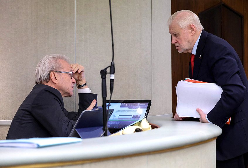 Полномочный представитель Президента РФ в Государственной Думе Гарри Минх и руководитель фракции "Справедливая Россия - За правду" Сергей Миронов