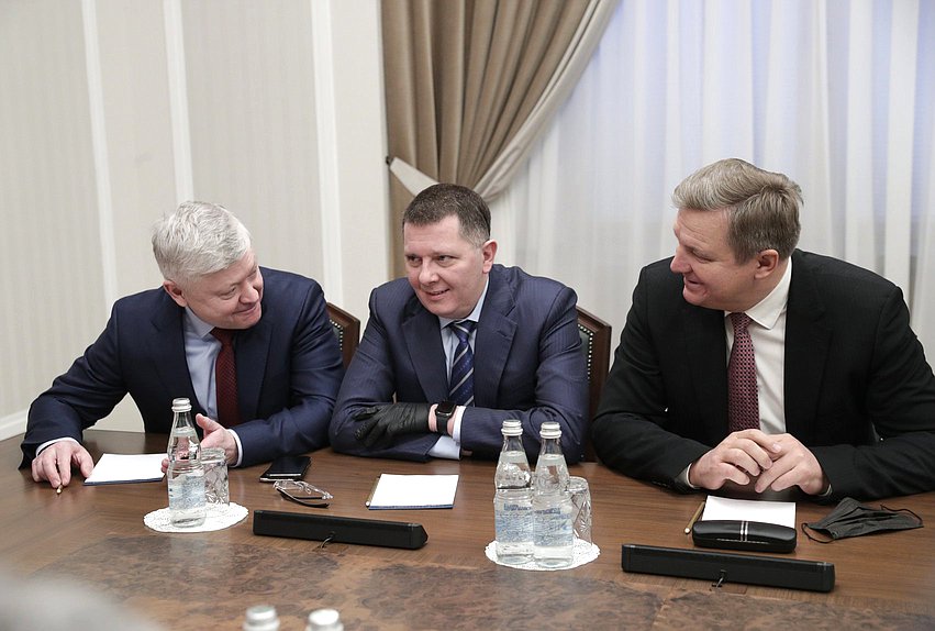 Chairman of the Committee on Security and Corruption Control Vasilii Piskarev, Chairman of the Committee on Economic Policy, Industry, Innovation, and Entrepreneurship Sergei Zhigarev and Deputy Chairman of the State Duma Igor Ananskikh