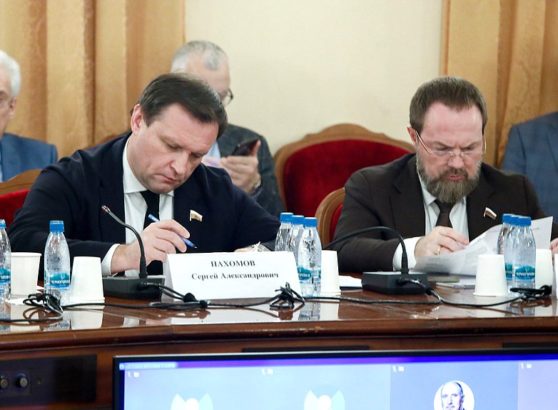 Председатель Комитета по строительству и ЖКХ Сергей Пахомов и заместитель Председателя Комитета Сергей Колунов