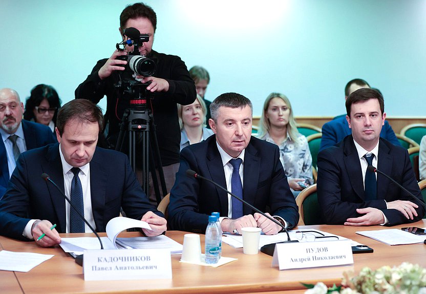 Заместитель Министра финансов РФ Павел Кадочников, статс-секретарь — заместитель Министра труда и социальной защиты РФ Андрей Пудов и заместитель Министра труда и социальной защиты РФ Дмитрий Лигомина