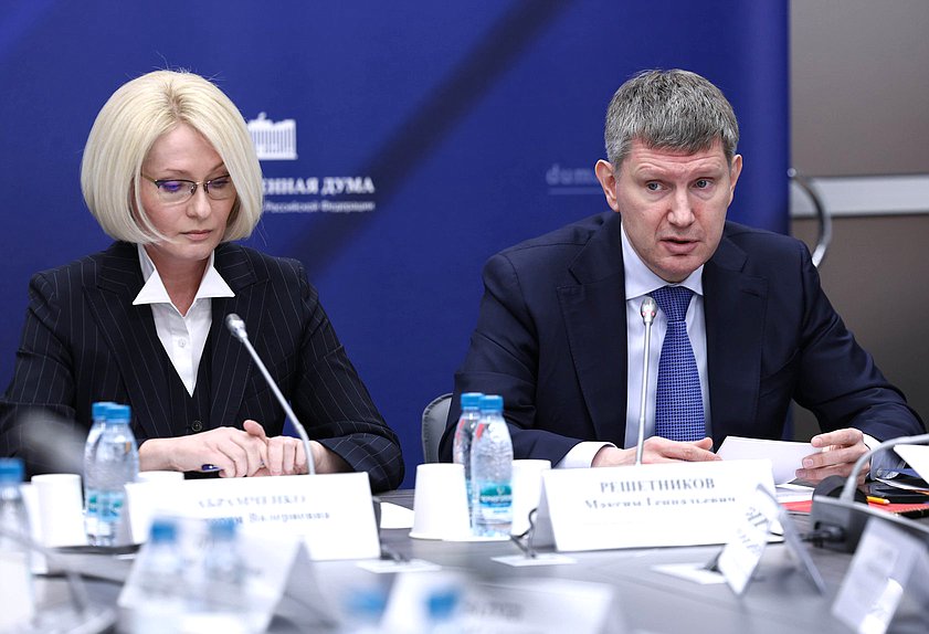 Заместитель Председателя Государственной Думы Виктория Абрамченко и Министр экономического развития РФ Максим Решетников