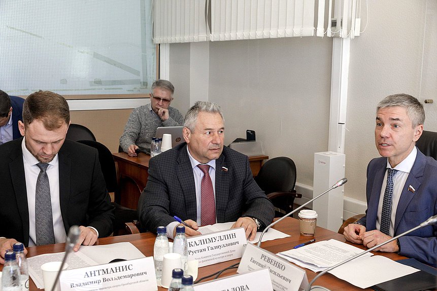 Члены Комитета по физической культуре и спорту Евгений Ревенко и Рустам Калимуллин