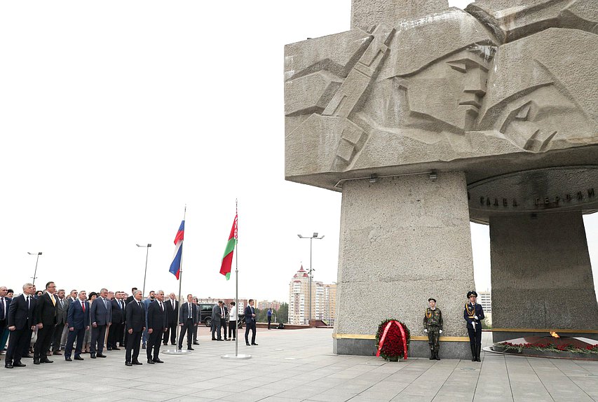 Председатель Государственной Думы Вячеслав Володин, Председатель Палаты представителей Национального собрания Республики Беларусь Владимир Андрейченко и депутаты возложили цветы к Мемориальному комплексу в честь советских воинов-освободителей, партизан и подпольщиков Витебщины