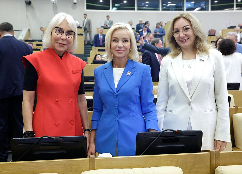 Первый заместитель Председателя Комитета по экономической политике Надежда Школкина, Председатель Комитета по культуре Ольга Казакова и член Комитета по просвещению Лариса Тутова