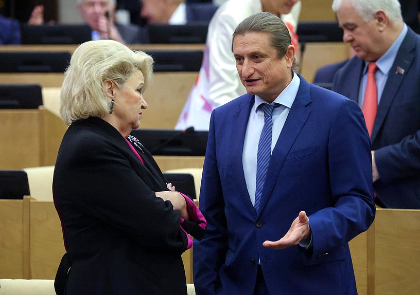 Председатель Комитета по защите семьи, вопросам отцовства, материнства и детства Нина Останина и член Комитета по бюджету и налогам Сергей Чижов