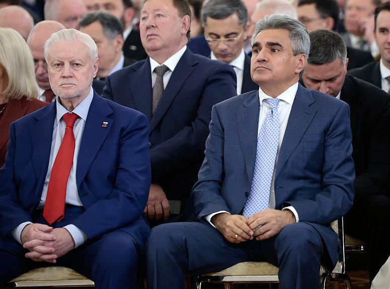 Руководитель фракции "Справедливая Россия" Сергей Миронов и руководитель фракции "Новые люди" Алексей Нечаев
