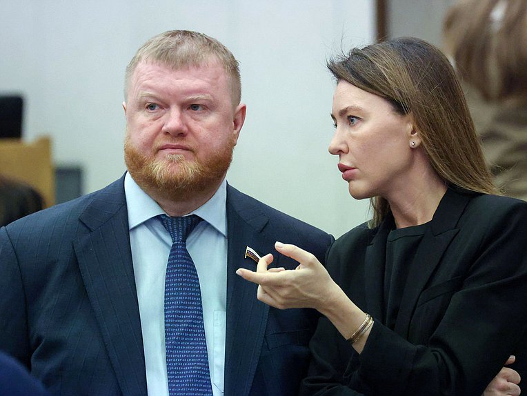 Заместители Председателя Комитета по региональной политике и местному самоуправлению Роман Любарский и Первый заместитель Председателя Комитета по просвещению Алена Аршинова