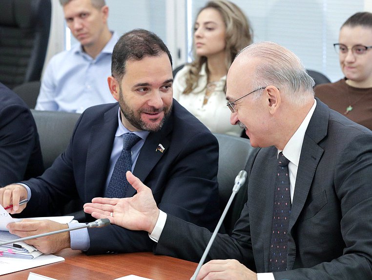 Первый заместитель Председателя Комитета по науке и высшему образованию Александр Мажуга и Председатель Комитета Сергей Кабышев