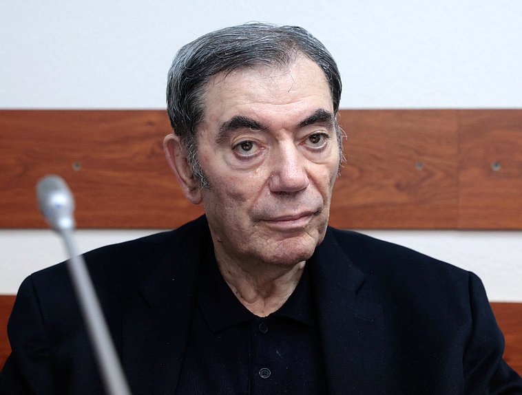 Первый заместитель Председателя Комитета по бюджету и налогам Леонид Симановский