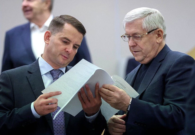 Председатель Комитета по труду, социальной политике и делам ветеранов Ярослав Нилов и заместитель Председателя Комитета по безопасности и противодействию коррупции Эрнест Валеев