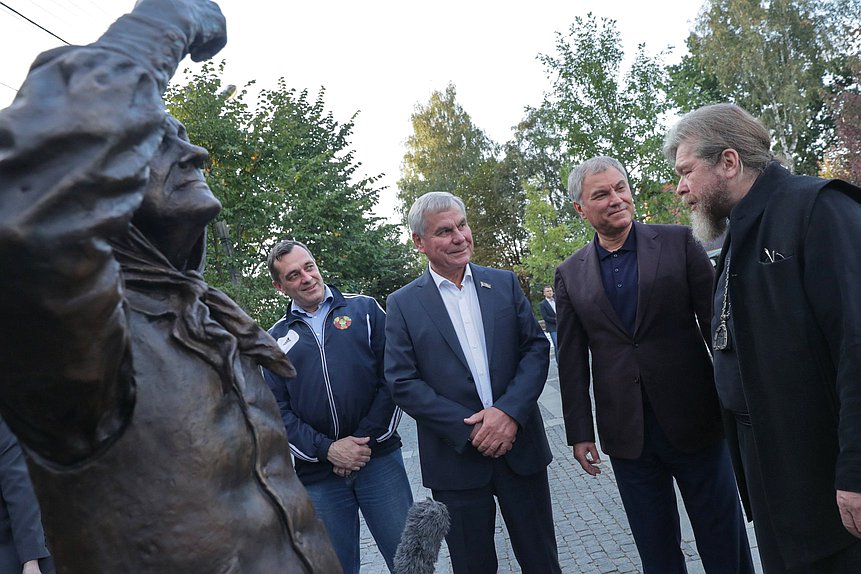 Председатель Государственной Думы Вячеслав Володин, митрополит Псковский и Порховский Тихон и Председатель Палаты представителей Национального собрания Республики Беларусь Владимир Андрейченко. Свято-Успенский Псково-Печерский монастырь