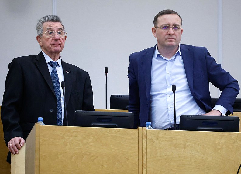 Член Комитета по транспорту и развитию транспортной инфраструктуры Виталий Ефимов и Первый заместитель Председателя Комитета по развитию Дальнего Востока и Арктики Вячеслав Логинов