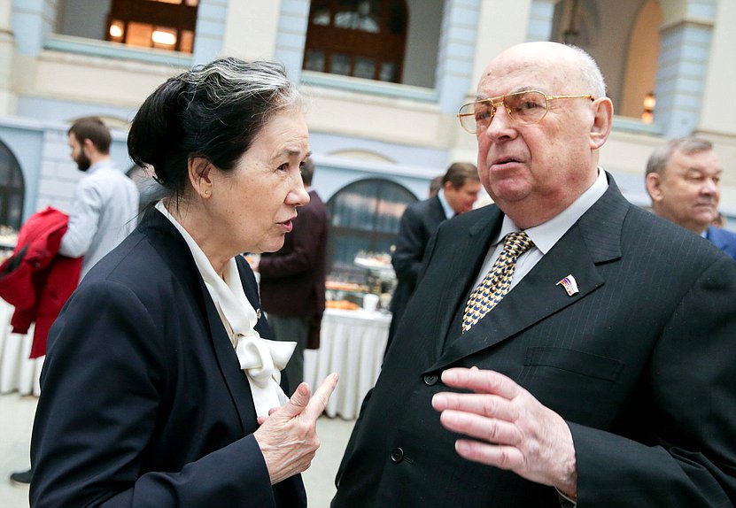 Chairwoman of the Committee on Housing Policy and Municipal Services Galina Khovanskaia and member of the Committee on Transport and Construction Vladimir Resin