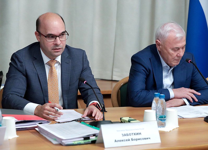 Заместитель Председателя Банка России Алексей Заботкин и Председатель Комитета по финансовому рынку Анатолий Аксаков