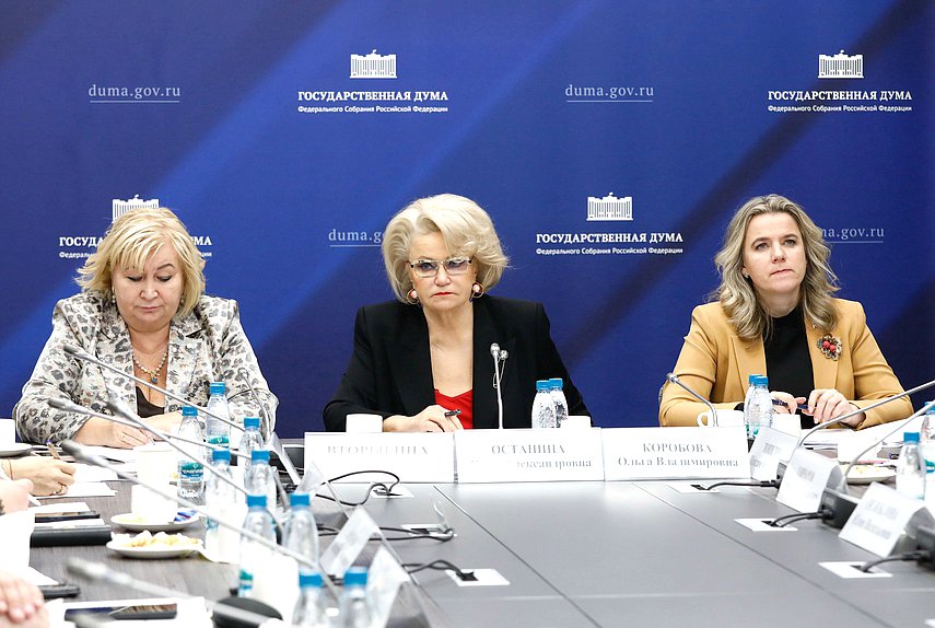 Заместитель Председателя Комитета по вопросам семьи, женщин и детей Елена Вторыгина, Председатель Комитета Нина Останина и член Комитета Ольга Коробова
