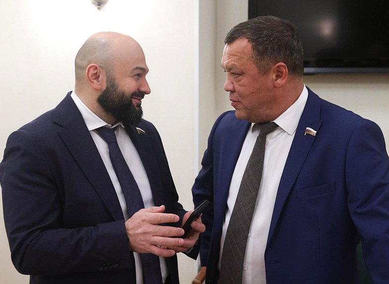 Члены Комитета по безопасности и противодействию коррупции Руслан Гаджиев и Динар Гильмутдинов
