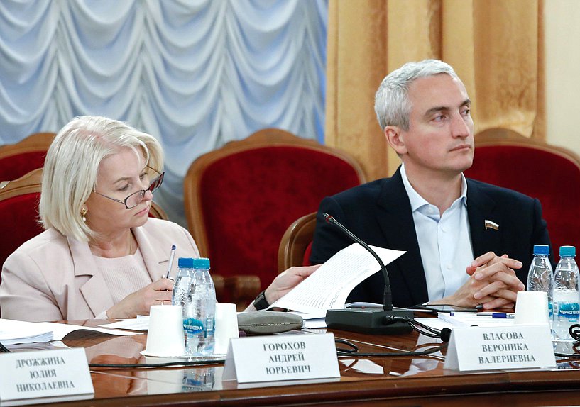 Член Комитета по охране здоровья Вероника Власова и заместитель Председателя Комитета Евгений Нифантьев