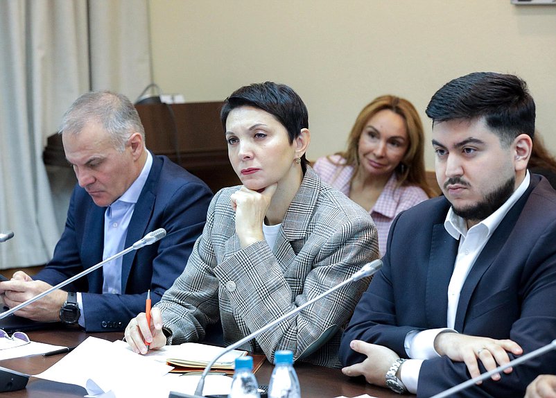 Заместители председателя Комитета по экологии, природным ресурсам и охране окружающей среды Александр Коган, Жанна Рябцева и Георгий Арапов