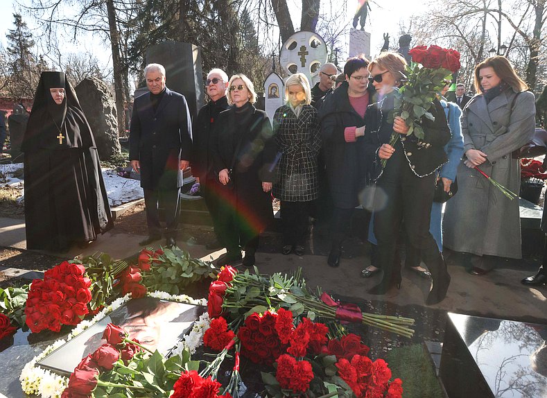 Председатель Государственной Думы Вячеслав Володин и депутаты возложили цветы к могиле Станислава Говорухина в день его 90-летия