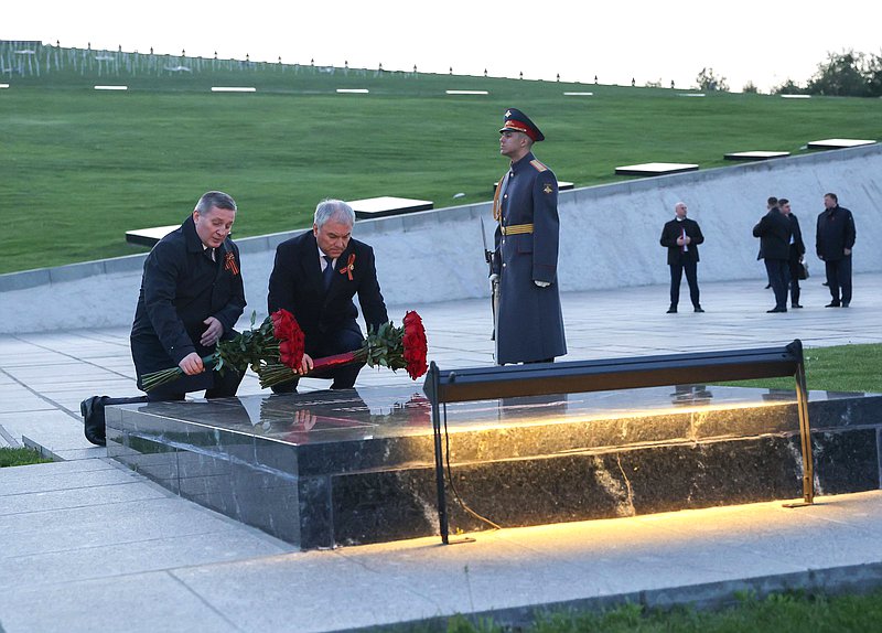 Председатель Государственной Думы Вячеслав Володин и губернатор Волгоградской области Андрей Бочаров возложили цветы к могиле Маршала Советского Союза В.И. Чуйкова