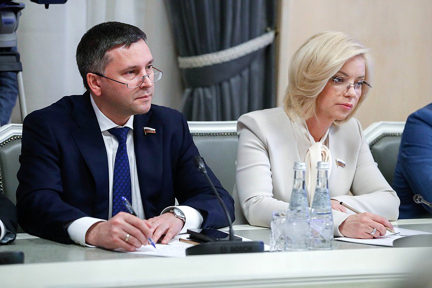 Председатель Комитета по экологии, природным ресурсам и охране окружающей среды Дмитрий Кобылкин и Председатель Комитета по просвещению Ольга Казакова