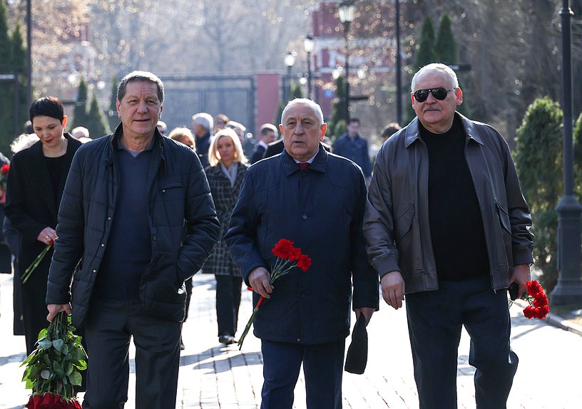 Первый заместитель Председателя Государственной Думы Александр Жуков, Председатель Комитета по развитию Дальнего Востока и Арктики Николай Харитонов и Первый заместитель Председателя Комитета по делам СНГ, евразийской интеграции и связям с соотечественниками Константин Затулин