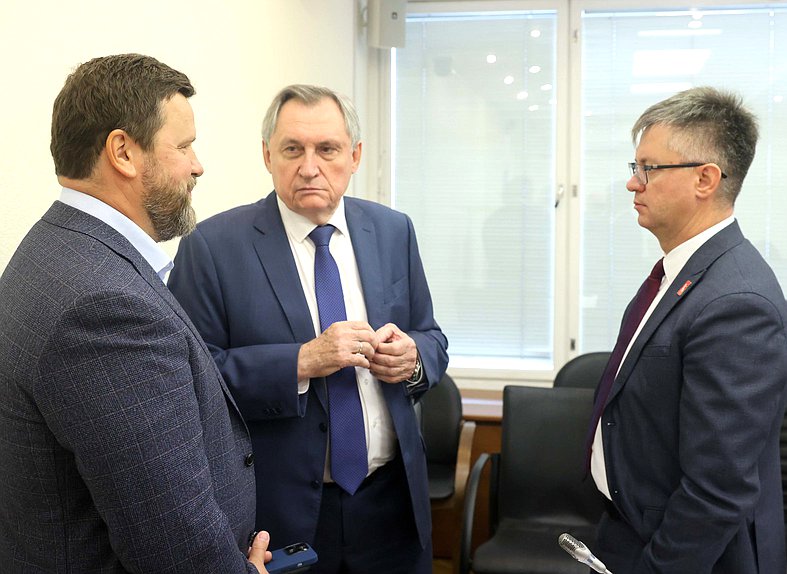 Председатель Комитета по энергетике Николай Шульгинов, заместитель Председателя Комитета Юрий Станкевич и статс-секретарь — заместитель министра энергетики РФ Дмитрий Исламов