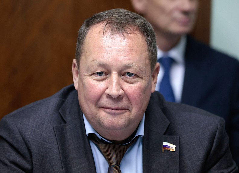 Член Комитета по обороне Олег Чернышев
