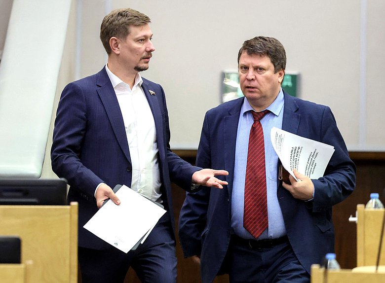 Заместитель Председателя Комитета по энергетике Владимир Плякин и заместитель Председателя Комитета по региональной политике и местному самоуправлению Михаил Матвеев