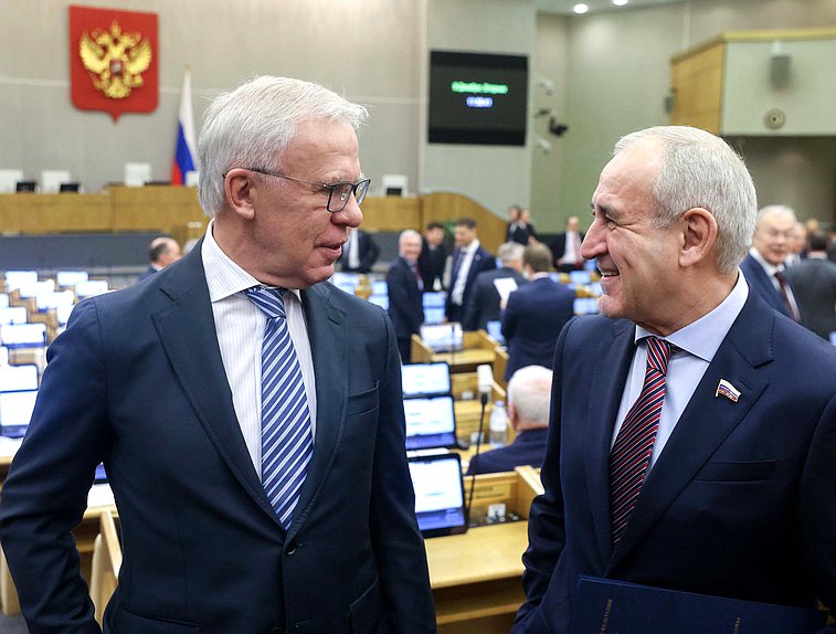 Первый заместитель Председателя Комитета по экологии, природным ресурсам и охране окружающей среды Вячеслав Фетисов и член Комитета по физической культуре и спорту Сергей Неверов