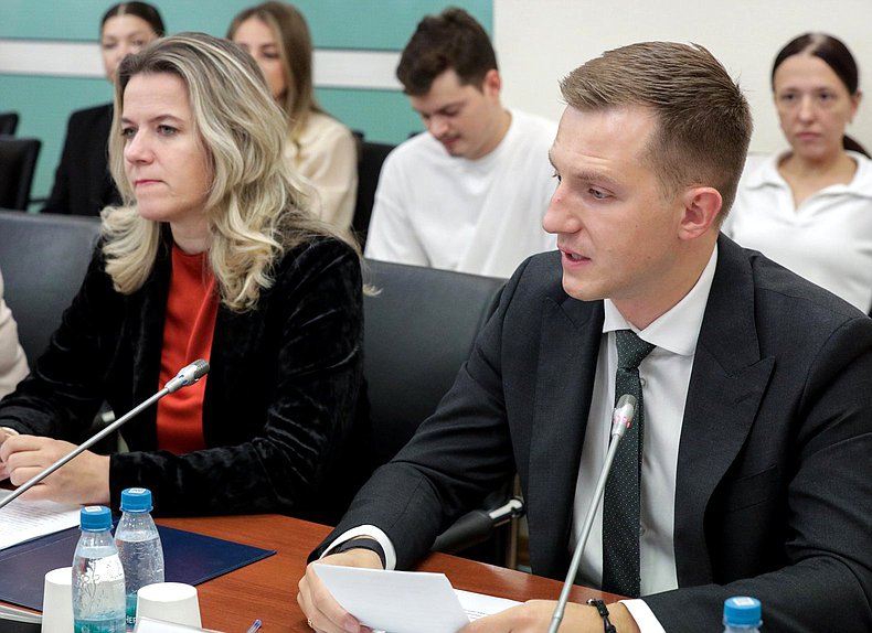 Член Комитета по защите семьи, вопросам отцовства, материнства и детства Ольга Коробова и Председатель Комитета по молодежной политике Артем Метелев