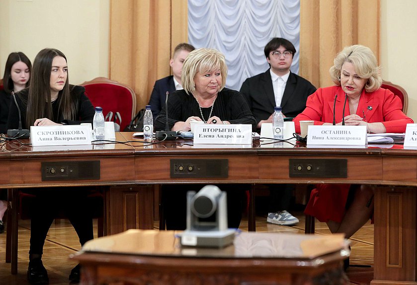 Председатель Комитета по вопросам семьи, женщин и детей Нина Останина, заместитель Председателя Комитета Елена Вторыгина и член Комитета по просвещению Анна Скрозникова