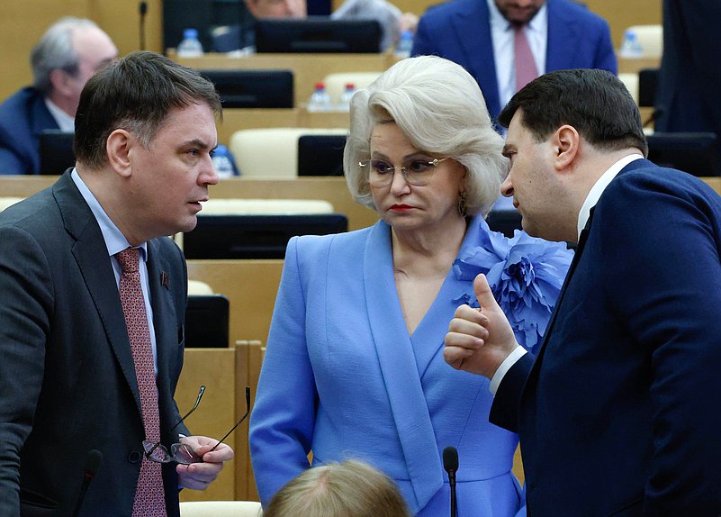 Заместитель Председателя Комитета по вопросам собственности, земельным и имущественным отношениям Алексей Корниенко и Председатель Комитета по защите семьи, вопросам отцовства, материнства и детства Нина Останина