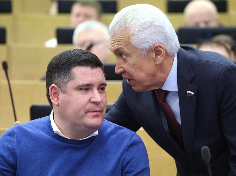 Заместитель Председателя Комитета по молодежной политике Михаил Киселев и руководитель фракции "Единая Россия" Владимир Васильев