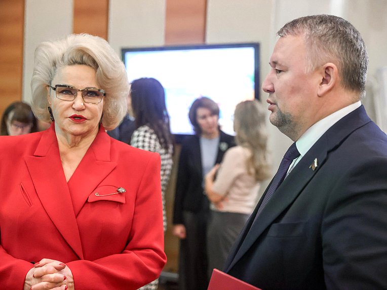 Председатель Комитета по защите семьи, вопросам отцовства, материнства и детства Нина Останина и член Комитета по молодежной политике Вячеслав Дамдинцурунов