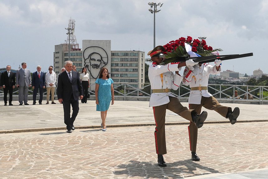 El Jefe de la Duma Estatal, Vyacheslav Volodin, y la Jefa Adjunto de la Asamblea Nacional del Poder Popular de la República de Cuba, Ana María Mari Machado, depositaron una ofrenda floral en el Monumento a José Martí