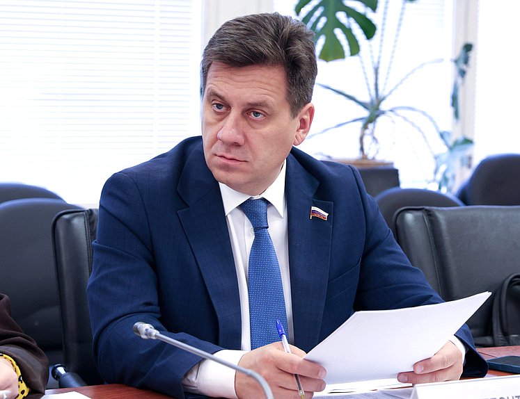 Член Комитета по науке и высшему образованию Илья Леонтьев