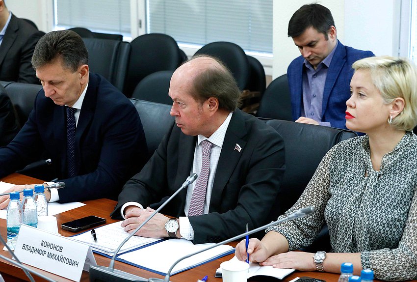 Первый заместитель Председателя Комитета по науке и высшему образованию Владимир Сипягин, заместители Председателя Комитета Владимир Кононов и Екатерина Харченко