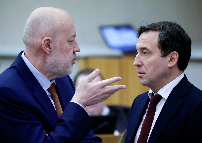 Председатель Комитета по государственному строительству и законодательству Павел Крашенинников и Первый заместитель Председателя Комитета по контролю Дмитрий Гусев